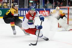 Moritz Seider a Martin Nečas v zápase MS 2025 Česko - Německo