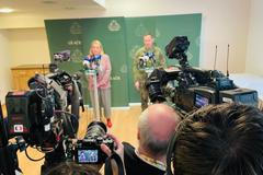 Jana Černochová a Karel Řehka před kamerami po velitelském shromáždění (25. 2. 2025)