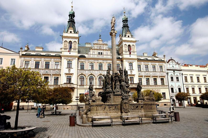 Policie obvinila sedm lidí a šest firem kvůli zakázkám pardubického magistrátu