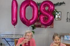 seniorka, oslava, narozeniny