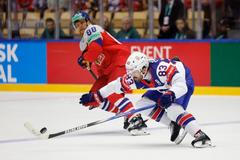 David Pastrňák a Conor Garland v zápase MS 2025 Česko - USA