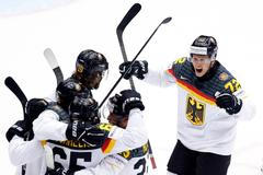 Dominik Kahun (vpravo) se spoluhráči slaví gól Němců na MS v hokeji 2025