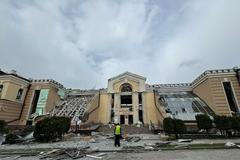 Rusové zaútočili na centrum města Sumy, kde po ulicích chodili lidé
