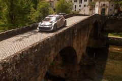 Sébastien Ogier (Toyota) na trati Portugalské rallye 2025