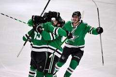 Thomas Harley (55), Tyler Seguin (91) a Tyler Seguin (91) slaví gól Dallasu