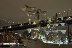 Mexická námořní loď narazila během newyorské přehlídky do Brooklynského mostu