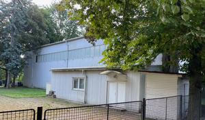 Na zahradě Ruského domu v Praze stojí velká hala, úřady o ní nic neví (22. 7. 2025)