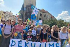 Ženy a děti z Ukrajiny, které v minulosti na pražském Václavském náměstí děkovaly lidem v Česku za velkou pomoc po vypuknutí ruské války proti Ukrajině.