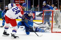 Adam Klapka a Valerij Orechov v zápase MS 2025 Česko - Kazachstán