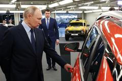 Největší ruský výrobce automobilů Avtovaz by mohl zkrátit pracovní týden. Drtí ho úrokové sazby