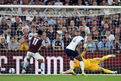 Brankář Tottenhamu Antonín Kinský inkasuje v zápase s Aston Villou