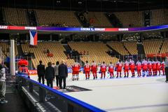 Čeští hokejisté poslouchají hymnu po zápase s Maďary na MS 2025