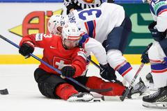 Sandro Schmid a Markus Vikingstad v zápase MS 2025 Švýcarsko - Norsko