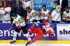 Jakub Lauko (v červeném) v zápase MS 2025 Česko - Maďarsko