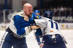 Radek Smoleňák v bitce s Markem Kalusem z Vítkovic