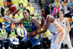 Brionna Jonesová z USK Praha (42) v zápase Euroligy