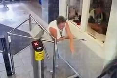 Muž střílel z luku u vchodu do továrny v Petrohradě, zranil dvě ženy