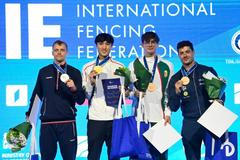 Rus Kirill Borodačov (vlevo) pózuje s medailí na mistrovství světa v šermu