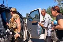 Policejní a dobrovolnické jednotky pomáhají s evakuací obyvatel v Pokrovsku