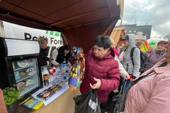 Žena si odnáší plné tašky levnějších potravin, které nakoupila ve čtvrtek v Jihlavě na předvolebním jarmarku SPD