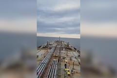 Video z můstku tankeru lodi, na kterých jsou slyšet pokyny estonského námořnictva.