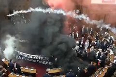 V srbském parlamentu se házely dýmovnice