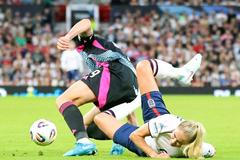 Leonardo Bonucci zastavuje skluzem Steph Houghtonovou v charitativním utkání