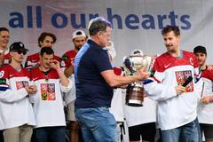 Trenér Radim Rulík s pohárem pro mistry světa a svými zlatými hochy ze šampionátu v Česku v roce 2024