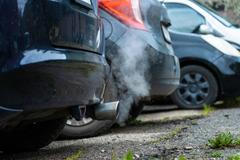 Výfuk, kouř, motor