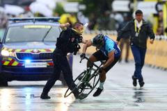Cyklista vjel těsně před sprintující jezdce Tour de France. Čekal ho úder, kterému tleská svět