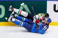 Henrik Nilsson z Maďarska a Roman Starčenko z Kazachstánu na MS v hokeji 2025