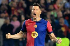 Robert Lewandowski slaví gól Barcelony ve čtvrtfinále Ligy mistrů