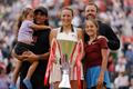 Tatjana Mariaová s rodinou slaví titul na turnaji v Queen's Clubu