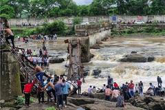 Puné Indie zřícený most