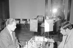 Velmistři Vlastimil Hort z Československa (vpravo) a Paul Keres (SSSR)