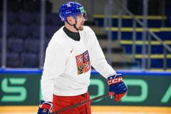 Čeští hokejisté při tréninku na MS 2025 v Herningu: Adam Klapka