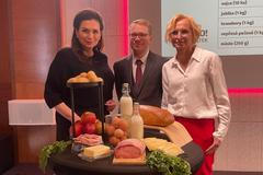 Jana Bobošíková a Kateřina Konečná nad vajíčky, mlékem a dalšími  potravinami. Mužem uprostřed je lídr Stačilo v Plzeňském kraji Vítek Prokop.