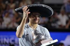 Sestřih finálového zápasu, v němž Macháč porazil v Acapulcu Davidoviche a oslavil první titul ATP