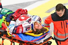 Pardubický kapitán Lukáš Sedlák opouští na nosítkách ledovou plochu