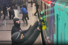 Útok skupiny maskovaných sprejerů na metro