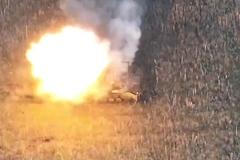 "Dronová smršť." Video z intenzivního ukrajinského útoku na ruské bojové vozidlo pěchoty