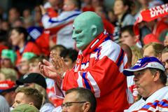 Český fanoušek Fantomas v zápase proti Dánsku na MS v hokeji 2025 v Herningu