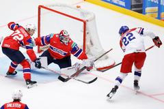 Jáchym Kondelík, Jonas Arntzen a Stian Solberg v zápase MS 2025 Česko - Norsko