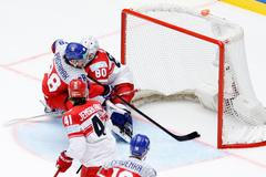 David Pastrňák překonává Frederika Dichowa v zápase s Dánskem na MS 2025