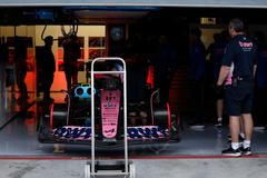 Tma v boxech Alpine během testů F1 v Sáchiru 2025