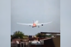 Záběry ukazují zřícení letadla s 242 lidmi na palubě v Indii