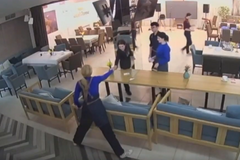 Záběry z bezpečnostních kamer restaurace v Kryvém Rogu ukazují, že na místě byli jen civilisté