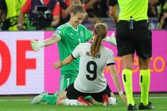 Ann-Katrin Bergerová a Sjoeke Nuskenová slaví postup Němek do semifinále Eura