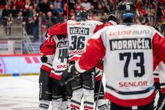 Radost hokejistů Sparty ve čtvrtém čtvrtfinále play off proti Třinci