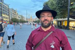 Předseda hnutí Stačilo! Daniel Sterzik alias Vidlák ve chvíli, kdy mluvil v červenci 2025 o dohodě se SOCDEM